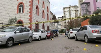 Merkez Mezitli ilçesi Merkez Mahallesi’ndeki Mustafa Şahin Camii önünde, cuma namazının kılındığı sırada aralarında
