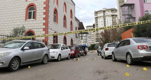Merkez Mezitli ilçesi Merkez Mahallesi’ndeki Mustafa Şahin Camii önünde, cuma namazının kılındığı sırada aralarında