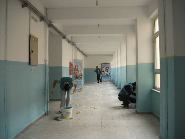 Denetimli Serbestlik Hükümlüleri Okulları Boyuyor Mersin’de denetimli serbestlik uygulamasından yararlanan hükümlüler, kamu hizmeti cezalarının infazı