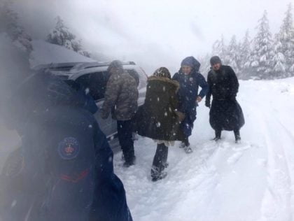 Karda Mahsur Kalan Anne ile Bebeğini Jandarma Kurtardı