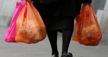 Mersin’de sabah saatlerinde alışverişe giden insanlar market görevlisinin poşet ister