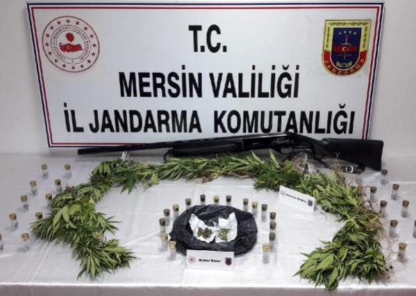 Tarsus’ta çatıda uyuşturucu yetiştiren şüpheli tutuklandı Tarsus ilçesinde, evinin çatısında Hint keneviri yetiştiren 1 kişi tutuklandı.