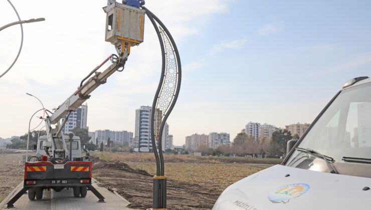 Mezitli Sahillerine Aydınlatma Sistemi Çekiliyor Geçen yıl Mersinlilerin daha temiz ve güvenli bir ortamda denize