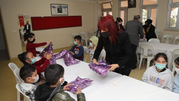 Başkan Tarhan’ın Eşi ve Gönüllüler Çocuklar İçin Ördü Mezitli’de gönüllülerin dayanışması kış günlerinde çocukları sevindirmeye devam ediyor. Mezitli
