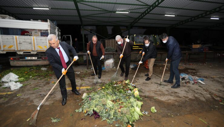 Mezitli Belediyesi ve gönüllüler tarafından tarımsal destek amacıyla kompost üretimine