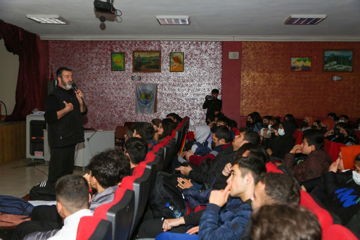 Oyuncu Semih İğdigül yazıp yönettiği tek kişilik drama ve komedi