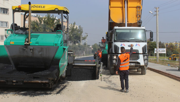 Mersin Büyükşehir Belediyesi Yol Yapım Bakım ve Onarım Dairesi ekipleri, kenti