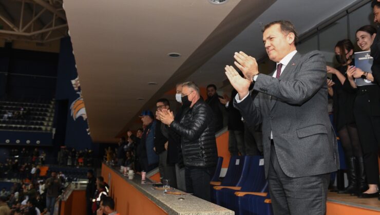 Özyiğit, “Takımımız Tarihi Bir Başarıya İmza Attı” Ülkemizi Avrupa’da temsil eden ve sezona 3 kupa hedefiyle başlayan