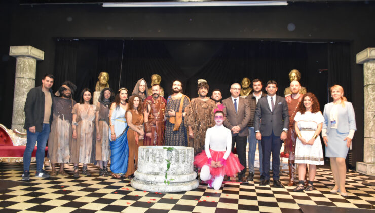 Tüm oyunlarını kapalı gişe oynayan Tarsus Belediyesi Şehir Tiyatrosu, 14.