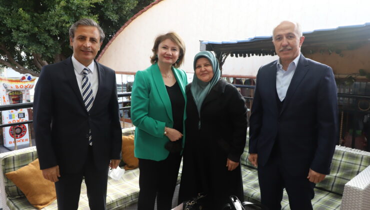 Mersin’i tepeden gören yeşillikler içindeki bir restoranda düzenlenen kahvaltılı buluşmaya,