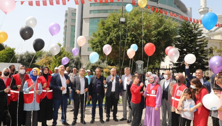 Akdeniz Belediye hizmet binası önündeki alanda düzenlenen buluşmaya, Akdeniz Belediye