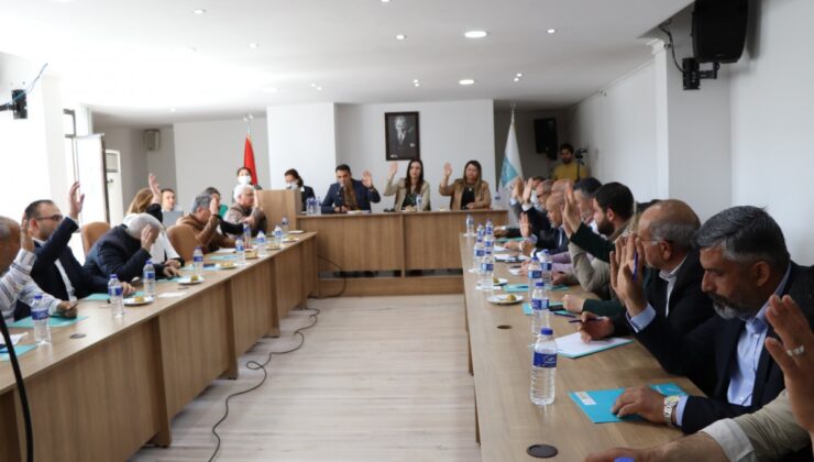 Saygı duruşu ve İstiklal Marşının okunması ile başlayan meclis toplantısında