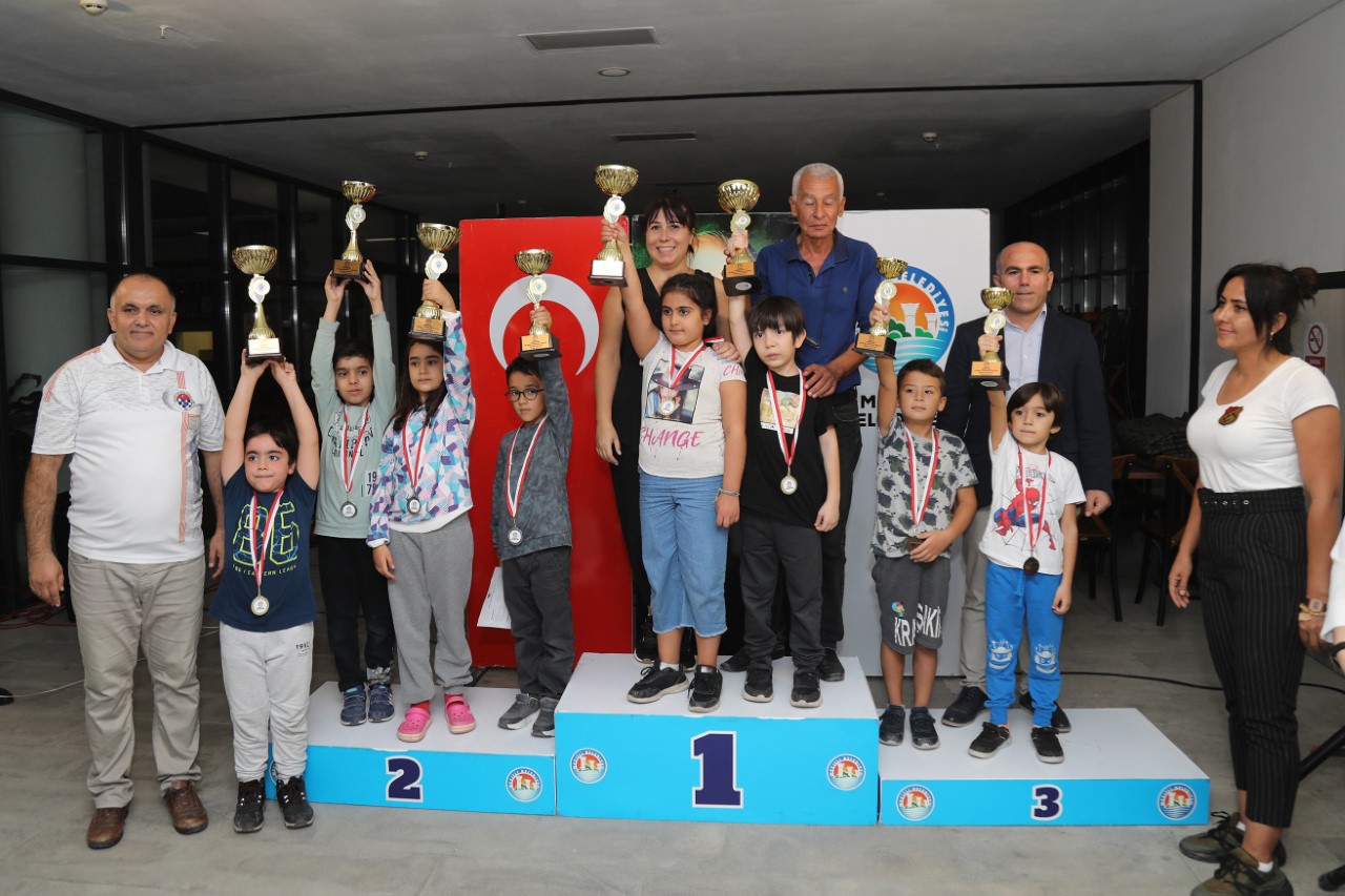 Mezitli’de Satranççılar Hamlelerini Cumhuriyet İçin Yaptı Mezitli’de bir hafta boyunca