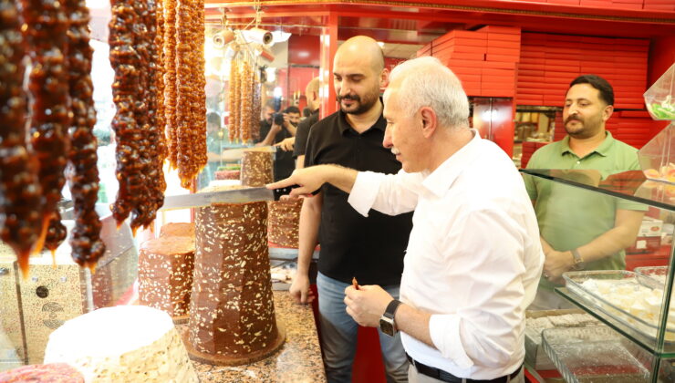 Mahalle ziyaretlerini sürdüren Akdeniz Belediye Başkanı M. Mustafa Gültak, son