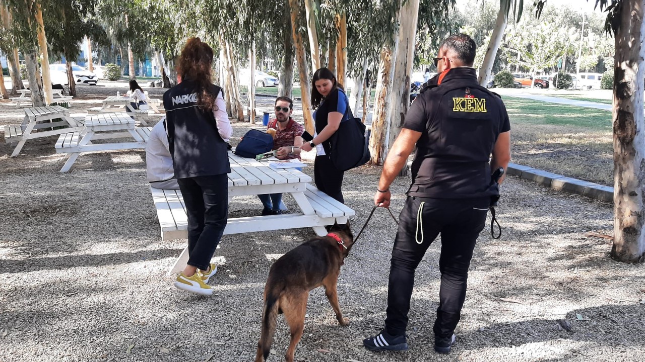 ÇAĞ ÜNİVERSİTESİNDE BİLGİLENDİRME STANTI KURULDU VE NARKO GENÇLİK MODÜLÜ EĞİTİMİ VERİLDİ Tarsus İlçe Emniyet Müdürlüğü Narkotik Suçlarla Mücadele Grup Amirliği olarak