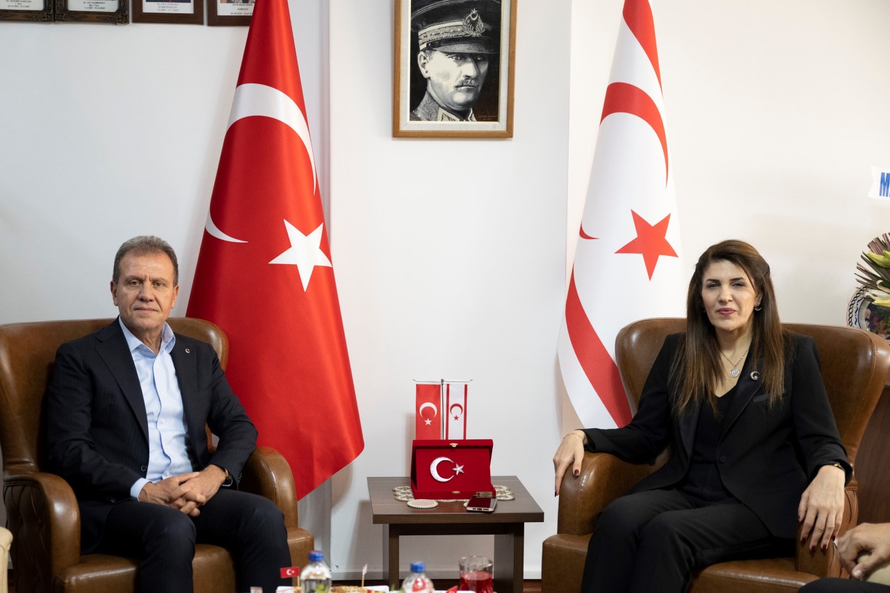 SEÇER: “BİZ KIBRIS’I BİR PARÇAMIZ OLARAK GÖRÜYORUZ” BAŞKAN SEÇER, KKTC’NİN 39’UNCU KURULUŞ YILDÖNÜMÜ TEBRİK KABULÜNE KATILDI “YAVRU VATANIN MENFAATLERİ İÇİN ÜZERİMİZE DÜŞENİ YAPMAYA HAZIRIZ” BAŞKONSOLOS MENDELİ: “TANINMA YOLUNDA ATILAN ADIMLARI DAHA DA GÜÇLENDİRECEĞİZ” Mersin Büyükşehir Belediye Başkanı Vahap Seçer, Kuzey Kıbrıs Türk Cumhuriyeti’nin