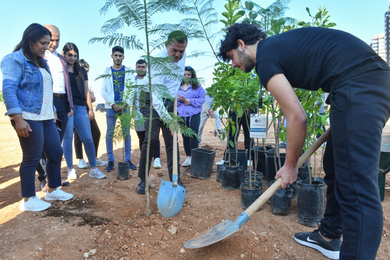 BAŞKAN ÖZYİĞİT, “YENİŞEHİR’DE YEŞİL ALAN SAYISINI ARTTIRDIK” Mersin Yenişehir Belediyesi gelecek nesillere daha yeşil bir kent bırakmak