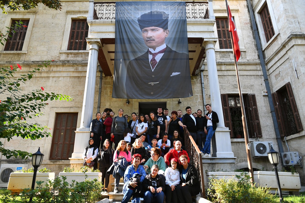 Mersin Büyükşehir Belediyesi öncülüğünde çocuklar, Ulu Önder Mustafa Kemal Atatürk’ün