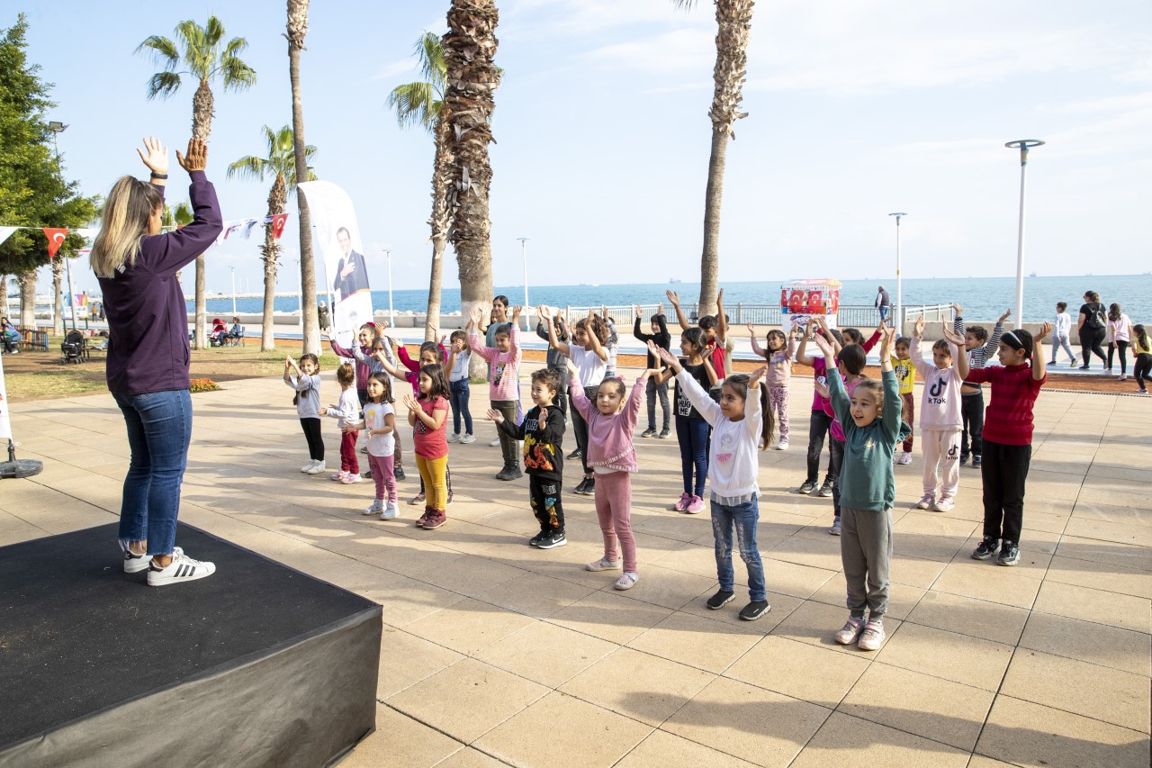 ETKİNLİK VE SANAT MERKEZİ’NDE ETKİNLİKLER BİTMİYOR TÜM ÇOCUKLAR BU MERKEZDEN MUTLU AYRILIYOR HEP BİRLİKTE DANS EDİP SURVİVOR PARKURU’NDA YARIŞTILAR Mersin Büyükşehir Belediyesi Kadın ve Aile Hizmetleri Dairesi bünyesinde faaliyet