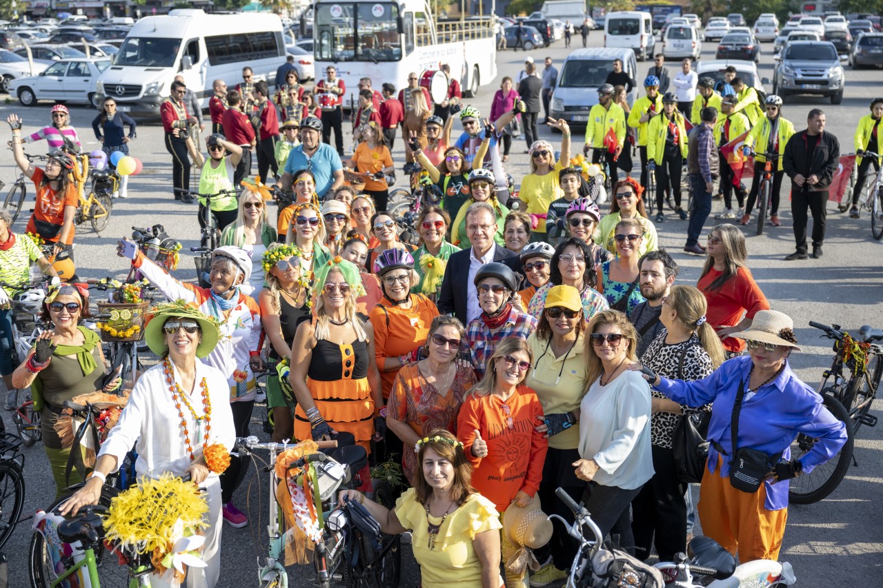 SEÇER: “FESTİVALLER, MARKA ŞEHİR OLMA YOLUNUZU AÇAR” BAŞKAN SEÇER, ‘8. MERSİN ULUSLARARASI NARENCİYE FESTİVALİ’NİN KORTEJİNE KATILDI “BU FESTİVALLER KENTİN TANITIMINA KATKI SAĞLIYOR” “NARENCİYE, MERSİN İÇİN ÇOK ÖNEMLİ BİR TARIMSAL ÜRÜN” “TARIMIN HER ALANINDA ÖNEMLİ DESTEKLERİMİZ OLUYOR” Mersin Büyükşehir Belediye Başkanı Vahap Seçer, 11-13 Kasım tarihleri arasında