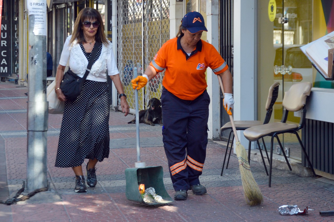 GÜNDÜZ İŞİNİN BAŞINDA, AKŞAM TURNUVA’DA… BÜYÜKŞEHİR PERSONELİ ÇETİN, MASA TENİSİ’NDE DERECE YAPMAK İSTİYOR Mersin Büyükşehir Belediyesi temizlik personeli Ebru Çetin; gündüz saatlerinde sokak