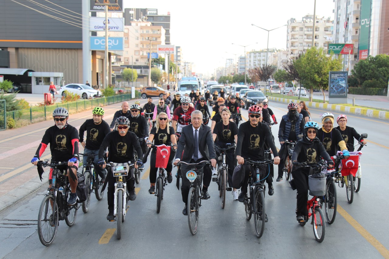 Saatler 09.05’i gösterdiğinde tüm Türkiye’de olduğu gibi Mezitli’de de hayat