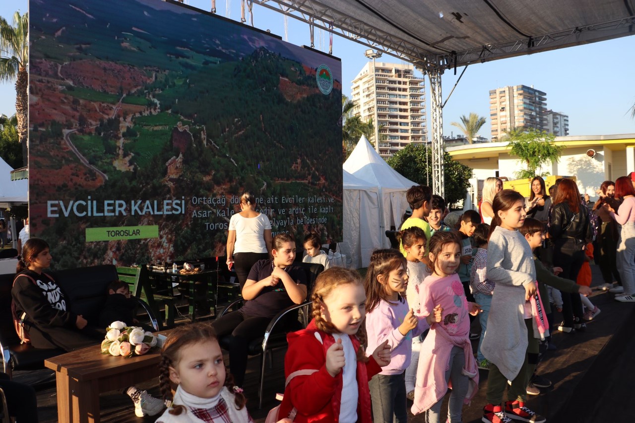 “BELEDİYE STANDI ŞENLİK ALANINA DÖNÜŞTÜ” Toroslar Belediyesi, bu yıl 8’incisi