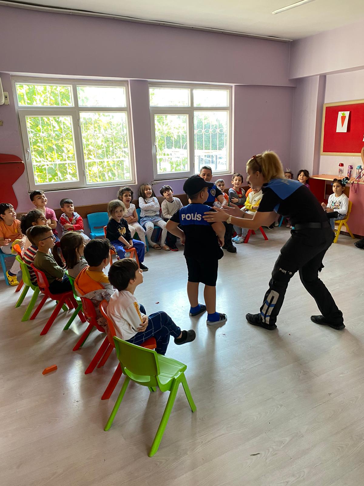 MERSİN POLİSİNDEN TEVFİK SIRRI ANAOKULU ÖĞRENCİLERİNE BİLGİLENDİRME ÇALIŞMASI Mersin Emniyet Müdürlüğü Toplum Destekli Polislik Şube Müdürlüğü personeli, Tevfik