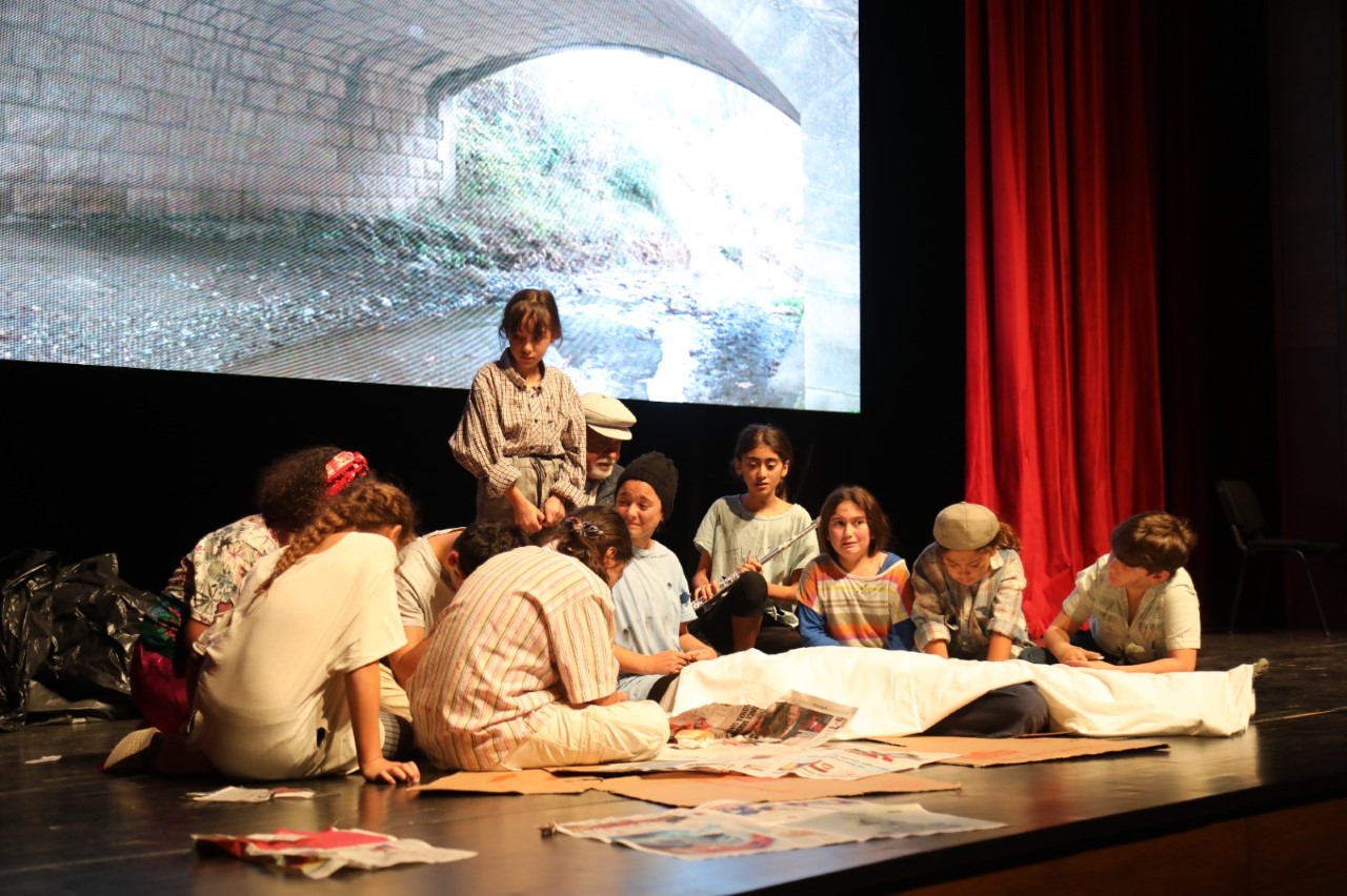 Mezitli Belediyesinin destekleriyle ‘Mahallede Tiyatro Var’ sloganıyla harekete geçen Atatürk