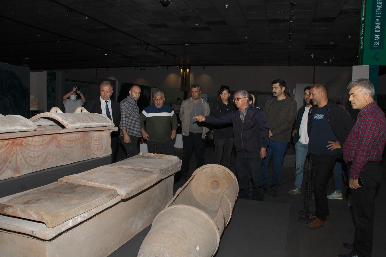 TARİHİ KENTLER BİRLİĞİ ÜYELERİ MERSİN’İ TANIMA FIRSATI BULDU MERSİN’İN ARKEOLOJİK ZENGİNLİĞİ, DOĞAL GÜZELLİĞİ VE KENTSEL MİRASI KATILIMCILARI ÇOK ETKİLEDİ Mersin Büyükşehir Belediyesi İmar ve Şehircilik Dairesi Başkanlığı Koruma Uygulama