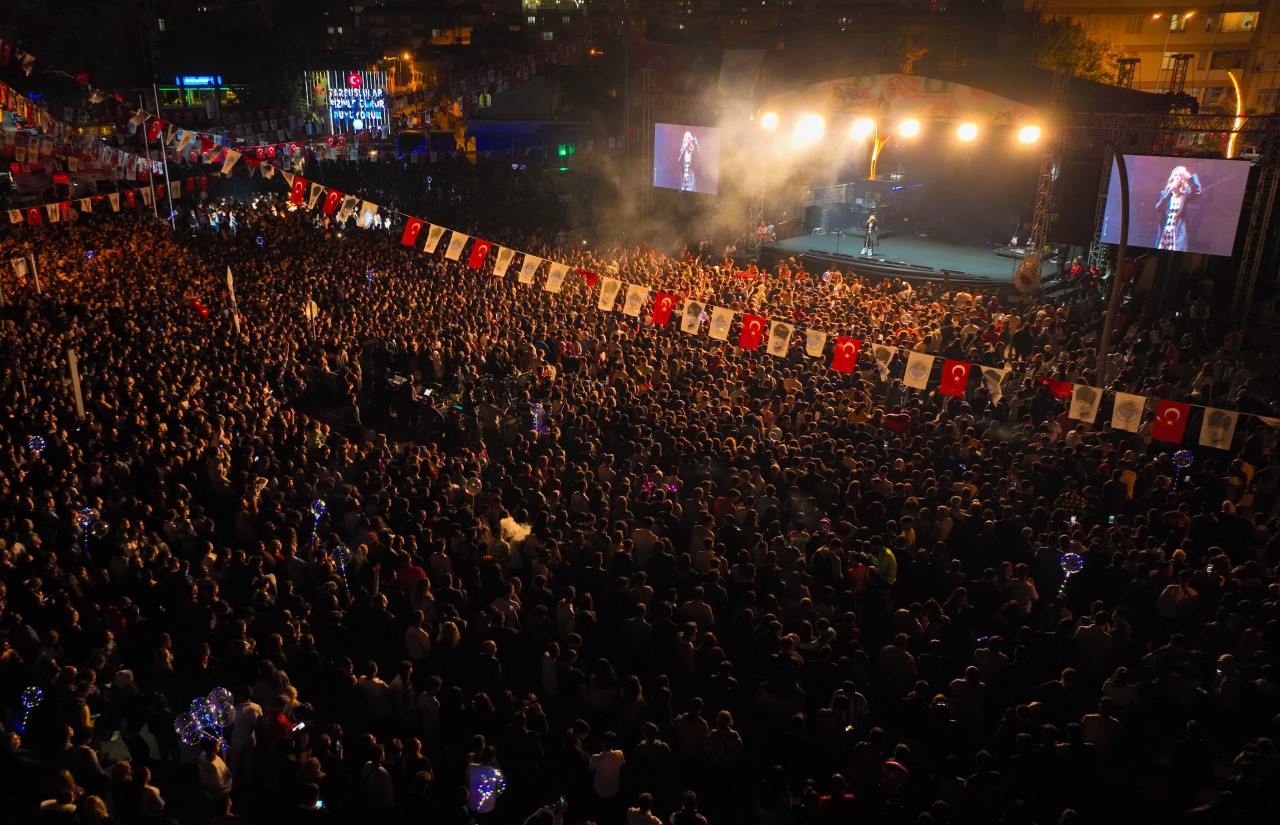 MERSİN/(FOTOĞRAFLI-GÖRÜNTÜLÜ) Mersin Büyükşehir Belediyesi’nin ‘Kleopatra’ temasıyla düzenlediği ‘1. Uluslararası Tarsus Festivali’nin 2’nci gününde,