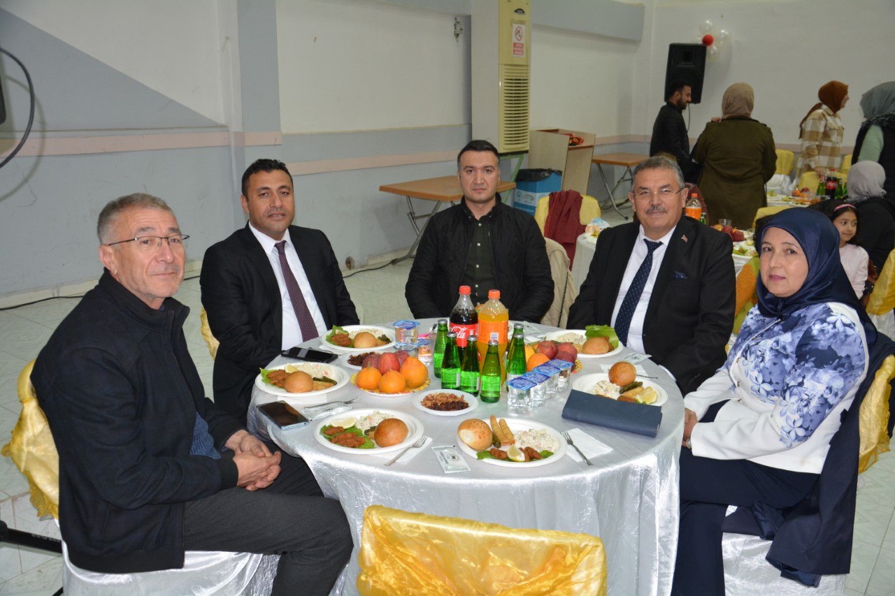 Gülnar Belediye Başkanı Alpaslan Ünüvar, 24 Kasım Öğretmenler Günü münasebetiyle