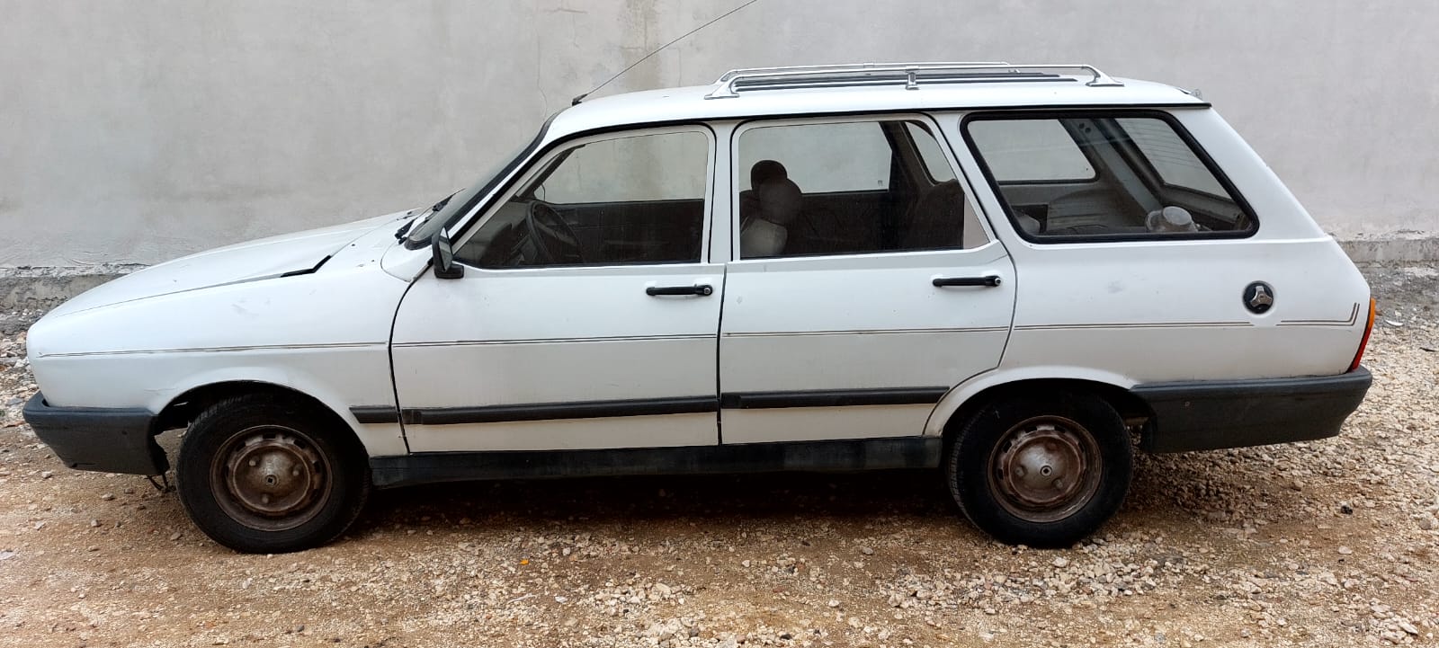 Park halinde bulunan otomobilin kimliği belirsiz şahıslar tarafından itekleyerek çalan