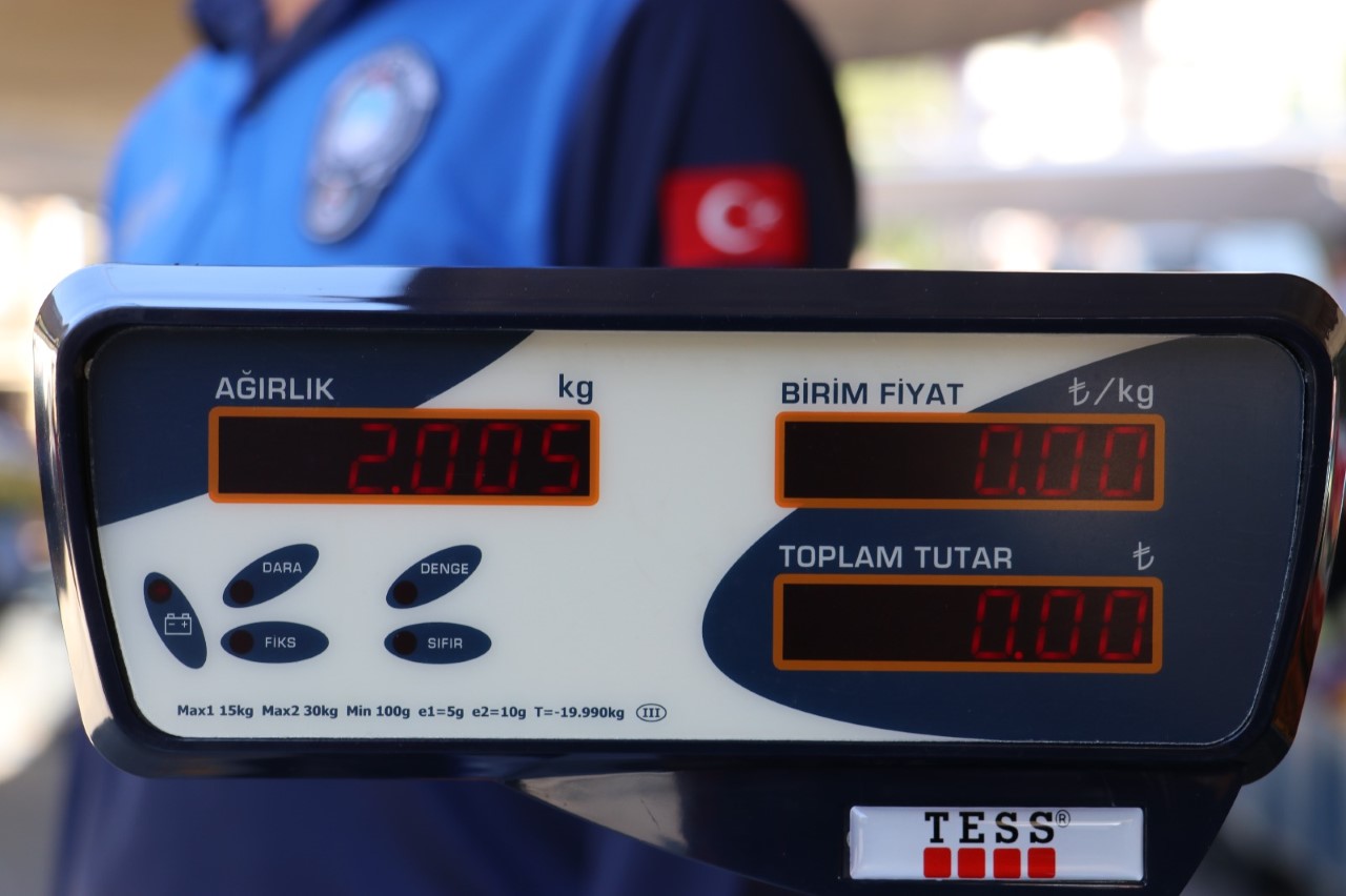 Toroslar Belediyesi, ilçede bulunan semt pazarlarında hassas terazili denetim uygulaması