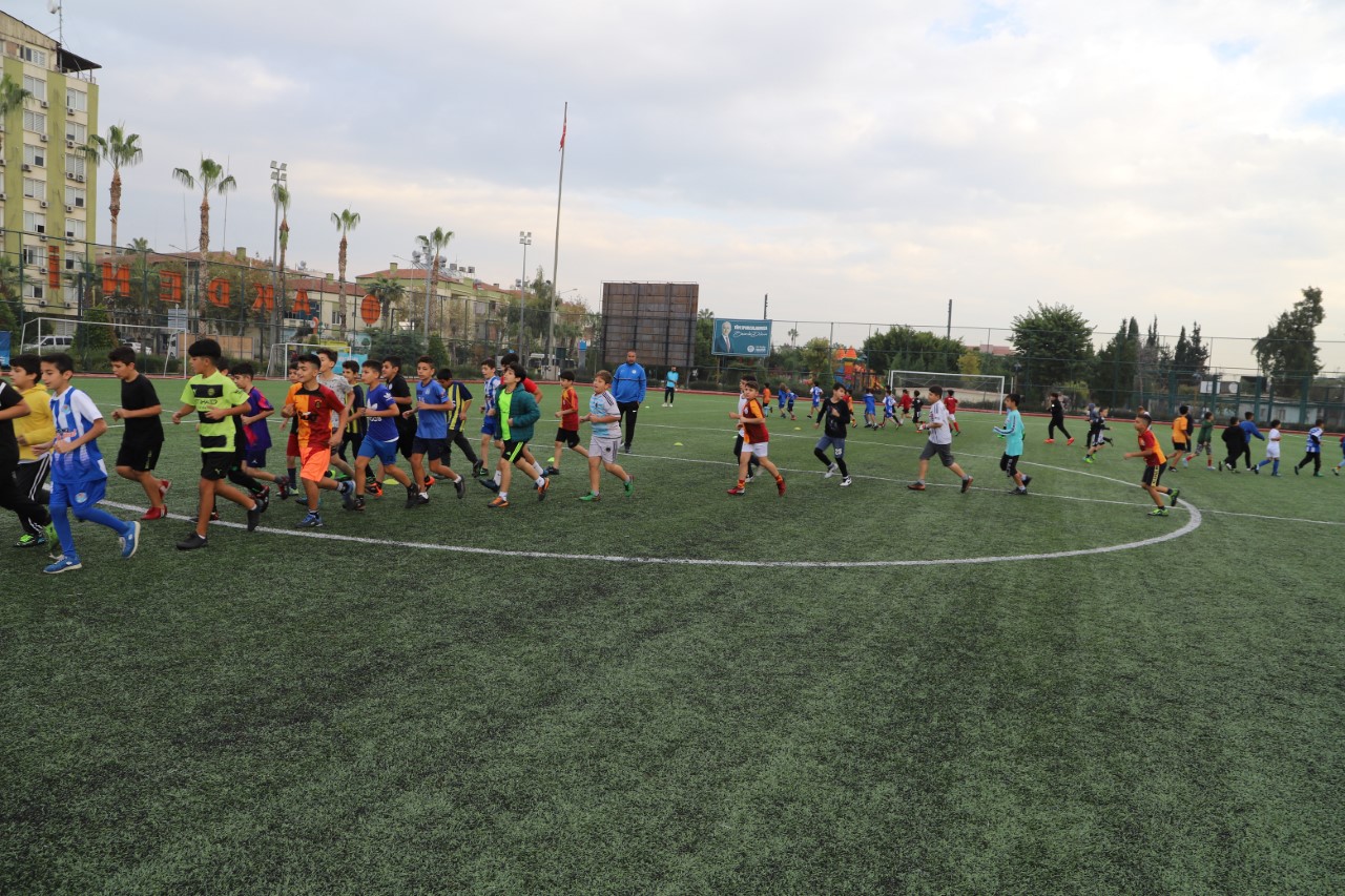 AKDENİZ BELEDİYESİ KIŞ SPOR OKULU’NDA ANTRENMANLAR BAŞLADI Akdeniz Belediyesi’nin, okullarda başlayan ara tatille birlikte çocuklar yararına düzenlediği