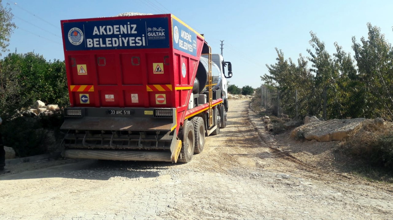 YOL AÇMA, SATHİ KAPLAMA VE KİLİT TAŞI YENİLEME ÇALIŞMALARI SÜRÜYOR kdeniz Belediyesi’nin, merkez-kırsal ayırımı yapmadan ihtiyaç duyan mahallelerde yeni yol