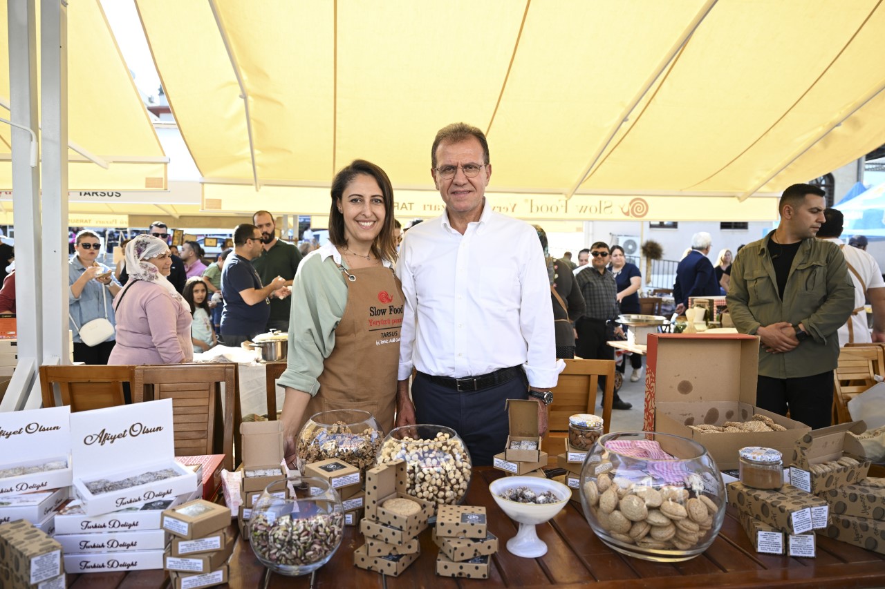 Mersin Büyükşehir Belediye Başkanı Vahap Seçer, eşi Meral Seçer ile