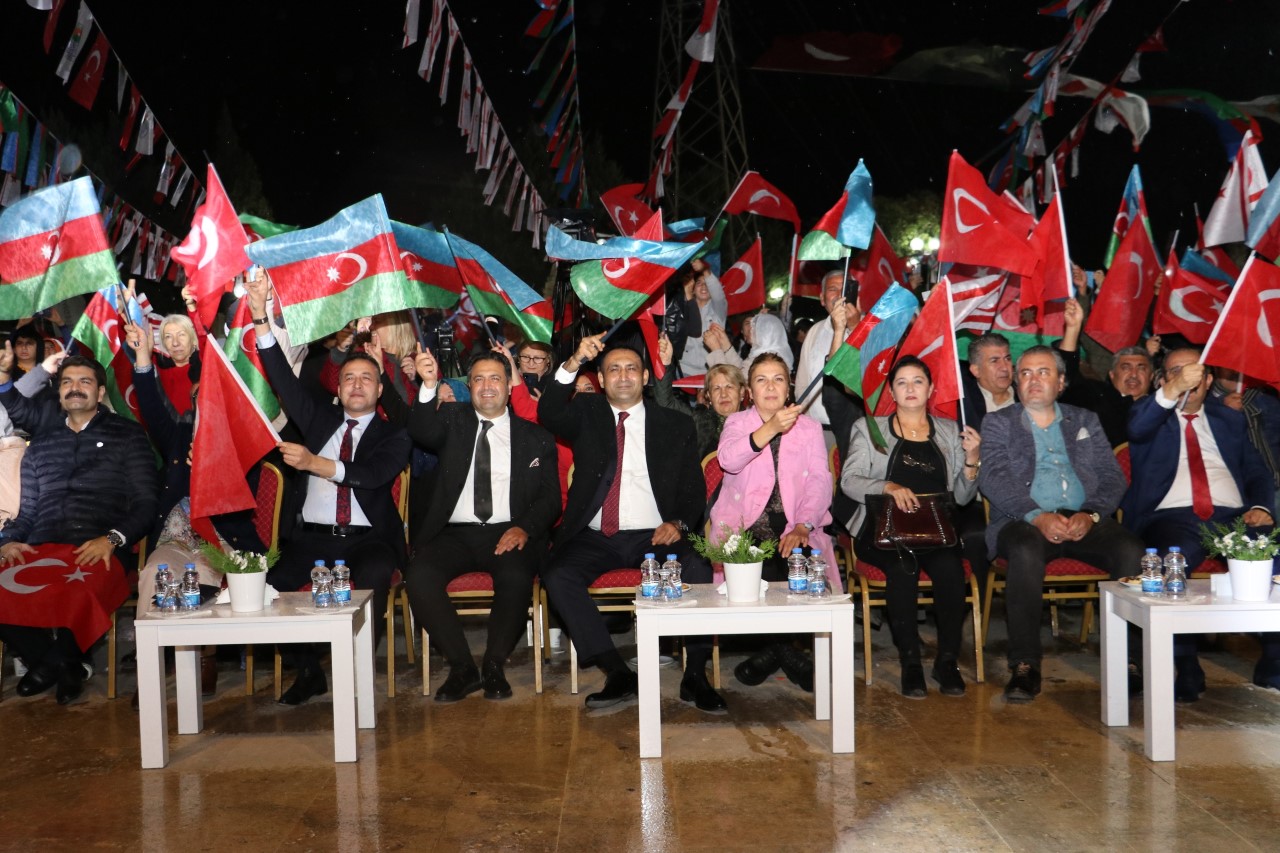 BAŞKAN YILMAZ: BU ZAFER TÜRKİYE YÜZYILININ AYAK SESİDİR  Binlerce kişi