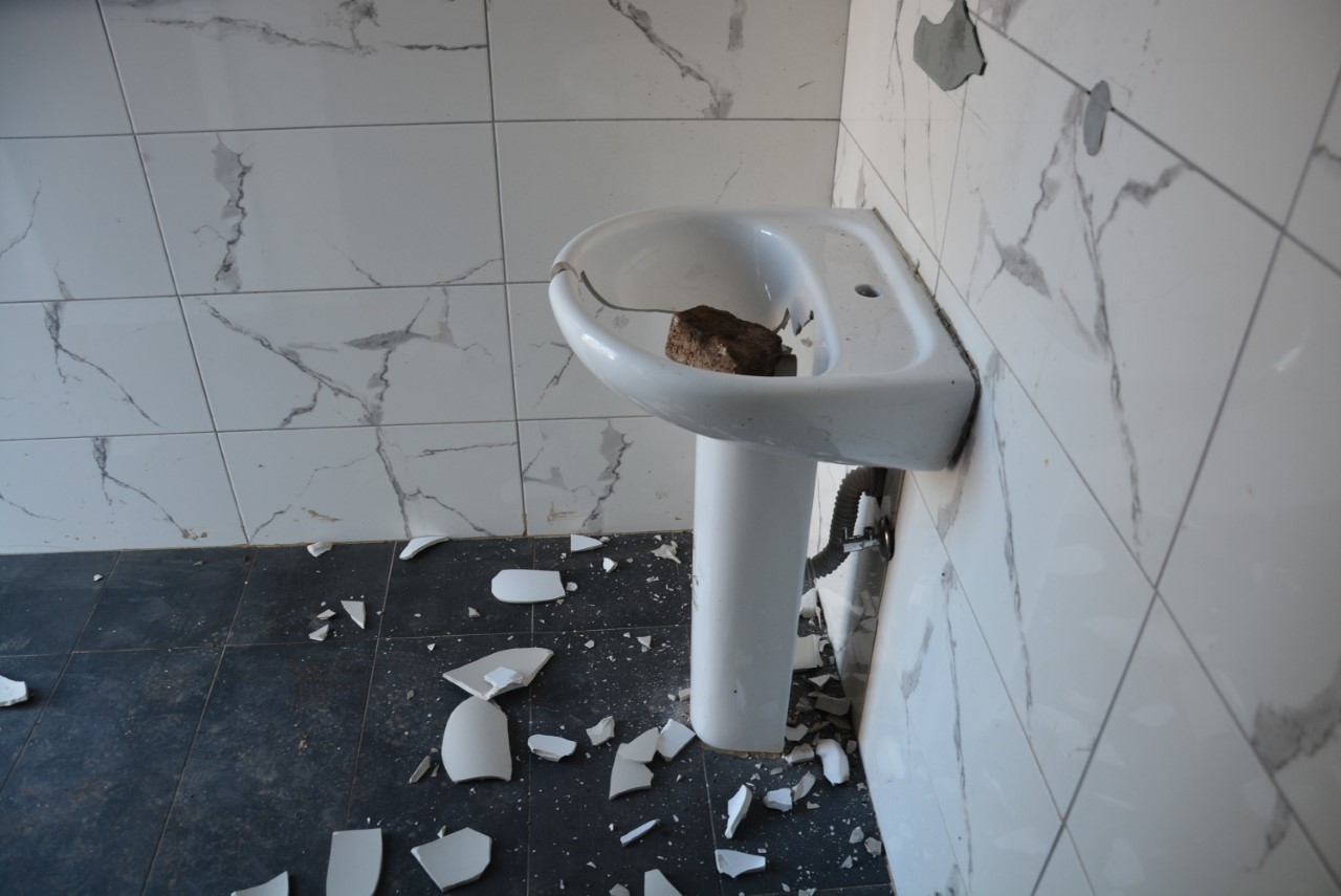 BERDAN BARAJI MESİRE ALANINDAKİ TUVALETLERİN KAPISI SÖKÜLDÜ, TAŞLARLA LAVABOLAR KIRILDI