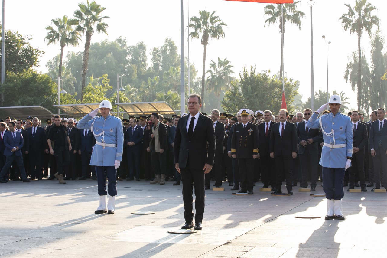 SEÇER: “ATAMIZIN HUZURUNA KALBİMİZ, GÖZÜMÜZ, DİLİMİZ BAŞKA ÇIKMADIK” BÜYÜK ÖNDER ATATÜRK, ARAMIZDAN AYRILIŞININ 84. YILINDA ANILDI “MERSİN’DEKİ 1.9 MİLYON İNSAN BENİM KALBİM, GÖZÜM VE RUHUMDUR” “DEMOKRASİLERDE HESAP VERME YERİ SANDIKTIR” Vatan sevgilerini eleştirenleri, eksiklik ve kompleks içerisinde olmakla niteleyen ve ‘Bugün