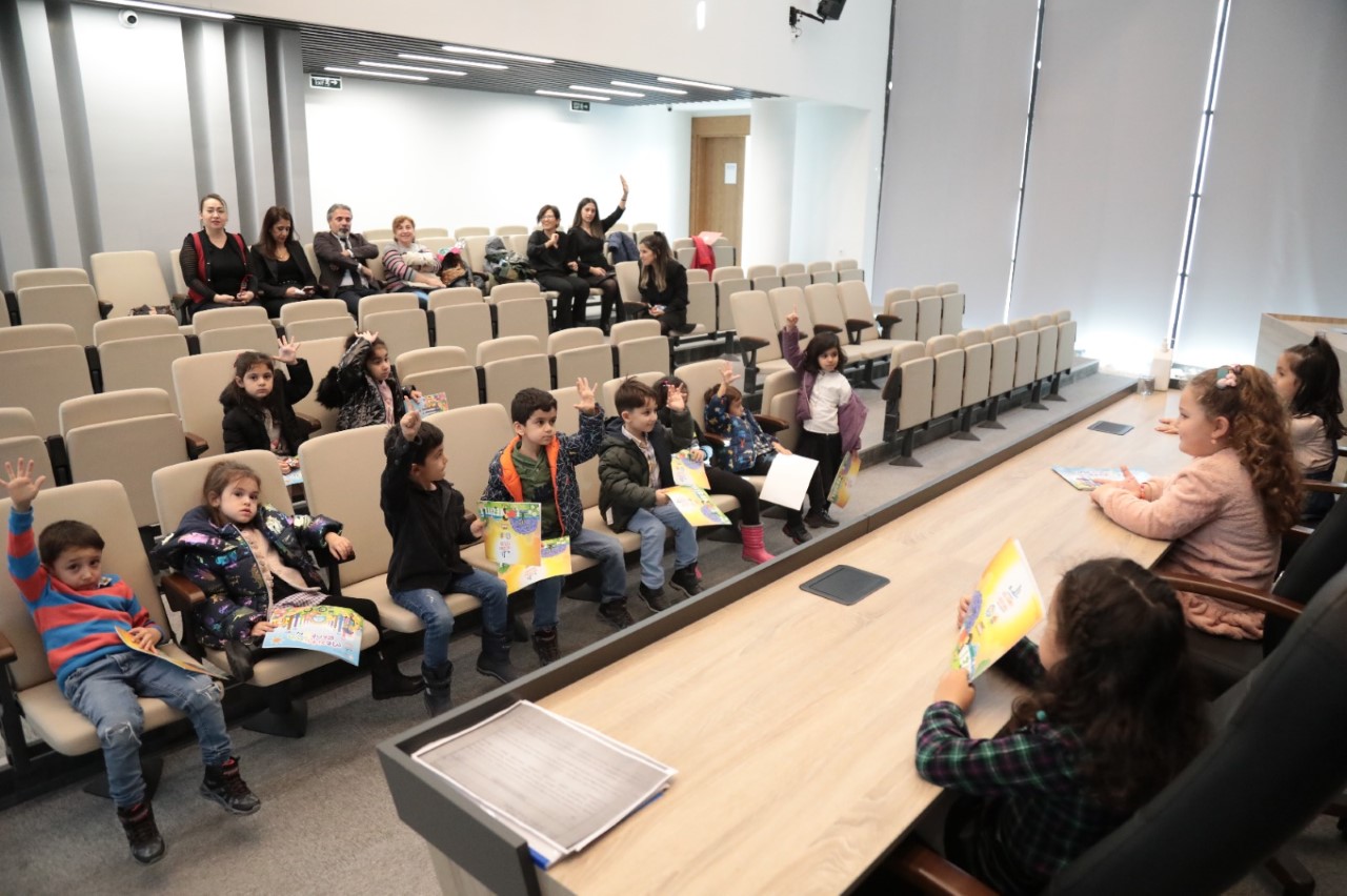 Mezitli Belediyesi bünyesinde hizmet veren Bircan Tüfekçioğlu, Enis-Necip Tüyeni ve