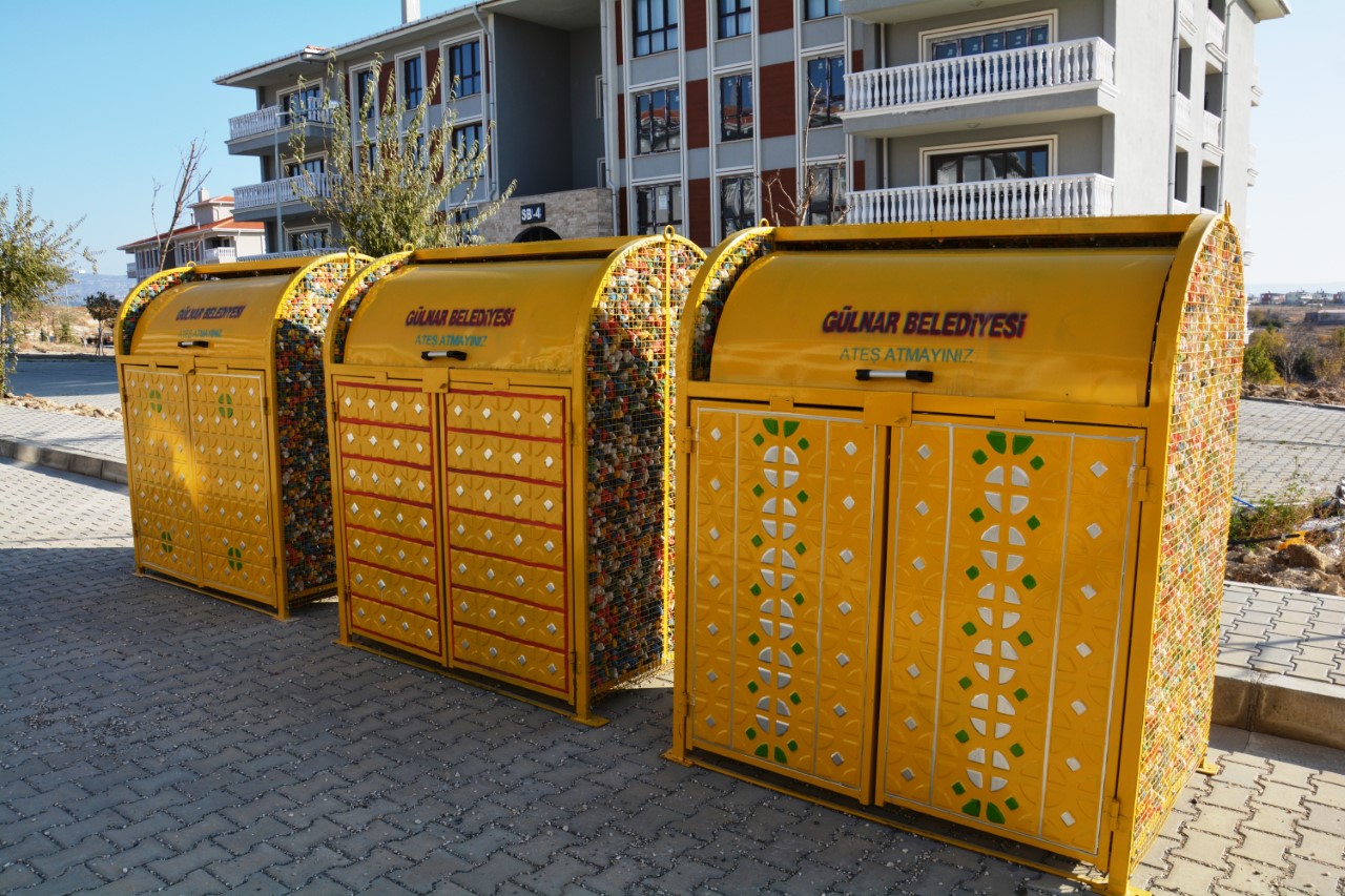 Gülnar Belediyesi, kent estetiğine uygun renkli, modern kafesleri mahallelerde bulunan