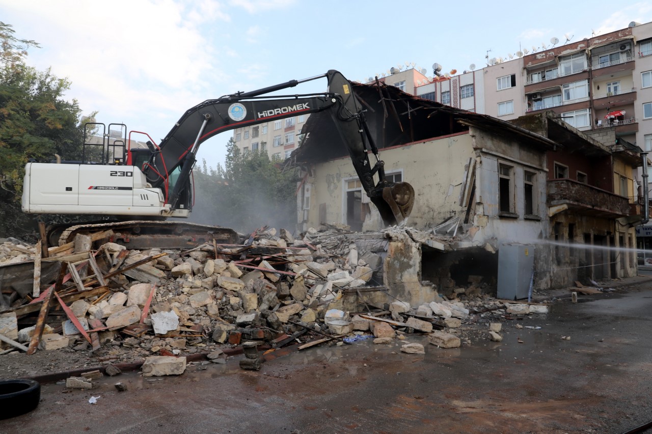 Akdeniz Belediyesi, vatandaşların can ve mal güvenliğini tehdit eden metruk