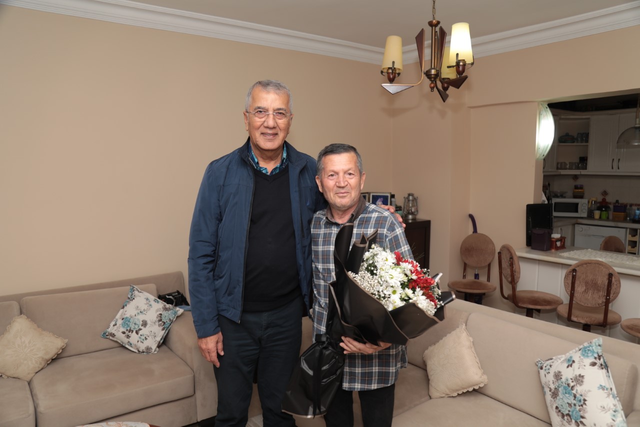 Mezitli Belediye Başkanı Neşet Tarhan, 24 Kasım Öğretmenler Gününde kızı