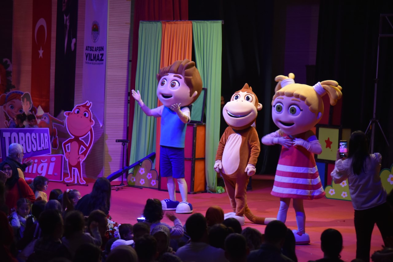 Toroslar Belediyesinin Çocuk Şenliği’nde binlerce çocuk, ara tatilin tadını doyasıya