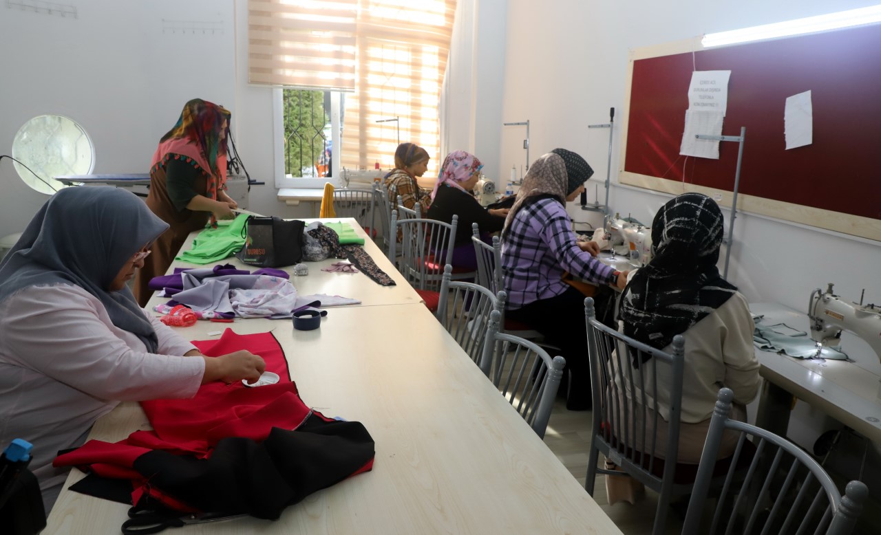 Akdeniz Belediyesi mahalle kültür ve sanat evlerinde; okuma-yazma kursundan giyim,