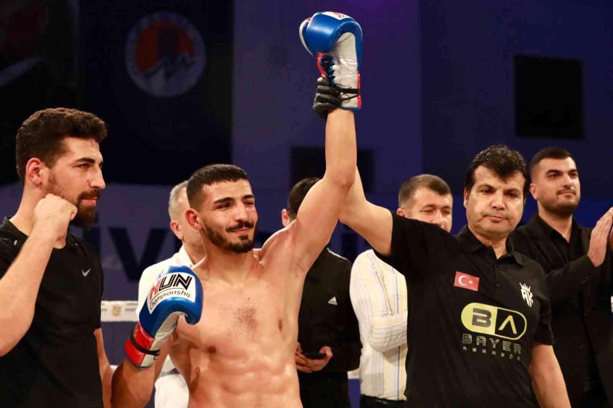 RAKİBİNİ ADETA HAVADA BAYILTTI 67 kilo dövüşçüsü İzzettin Altunsöz, rakibini adeta havada bayılttı. Mersin’de