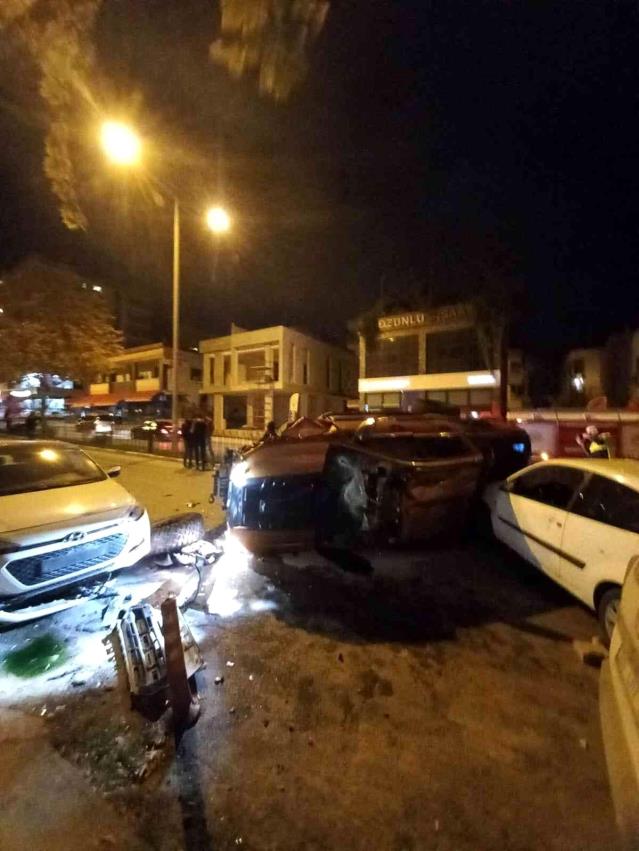 AŞIRI HIZ NEDENİ İLE PARK HALİNDEKİ 6 ARACA ÇARPARAK DURABİLDİ Mersin’in Tarsus ilçesinde meydana gelen feci kazada bir otomobil aşırı