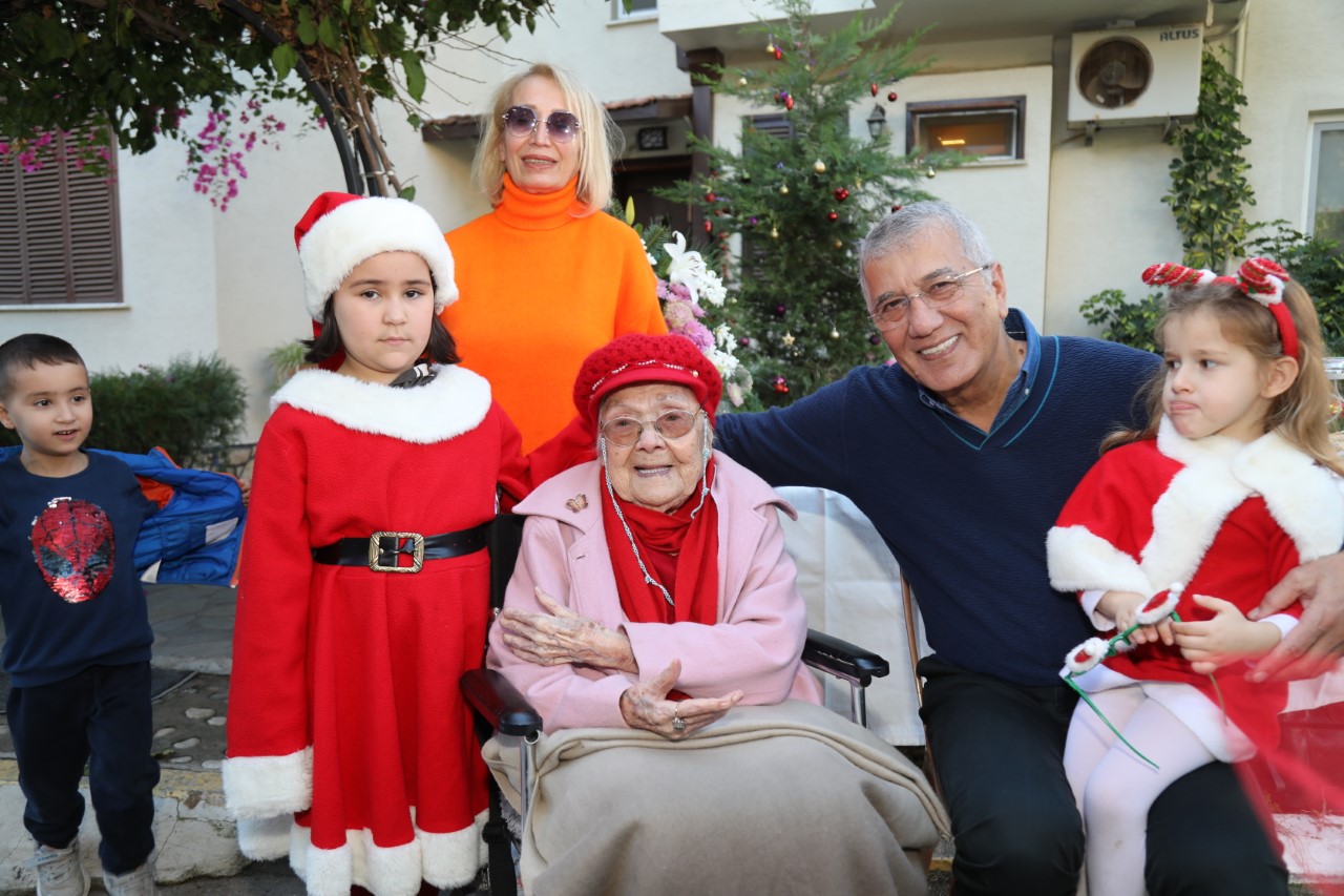 Mezitli Belediye Başkanı Neşet Tarhan, bugün 108 yaşında olan ve