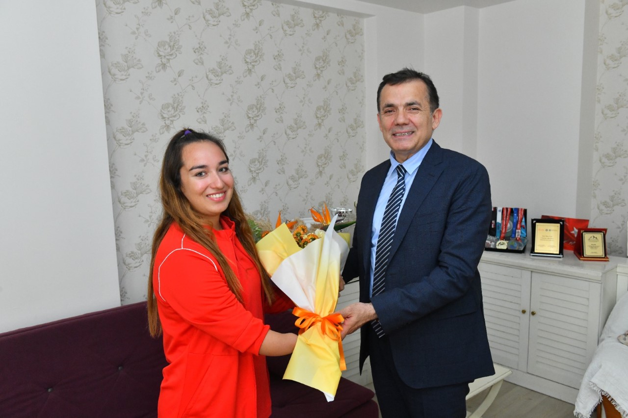 Mersin Yenişehir Belediye Başkanı Abdullah Özyiğit Türkiye’nin ilk kadın paratriatleti